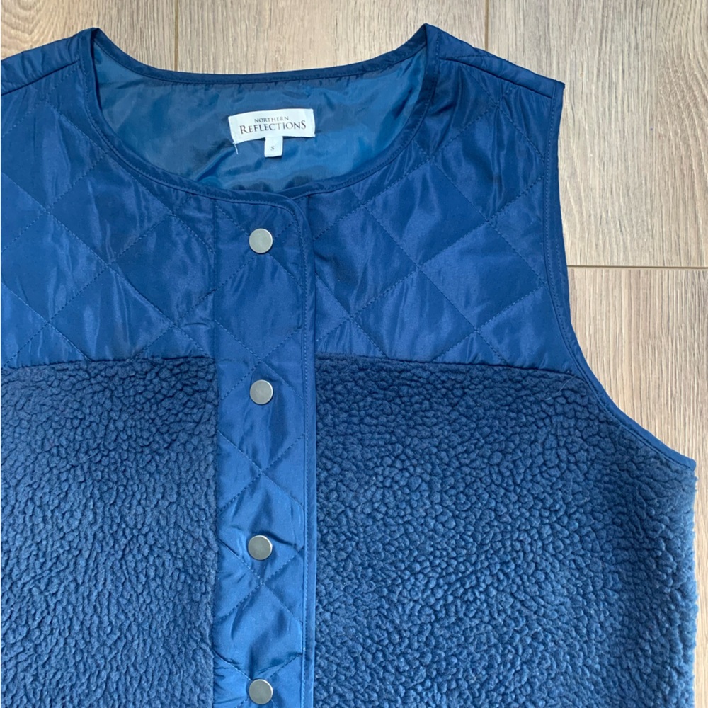 Northern Reflections Navy Quilted Sherpa Vest - Picture 9 of 17